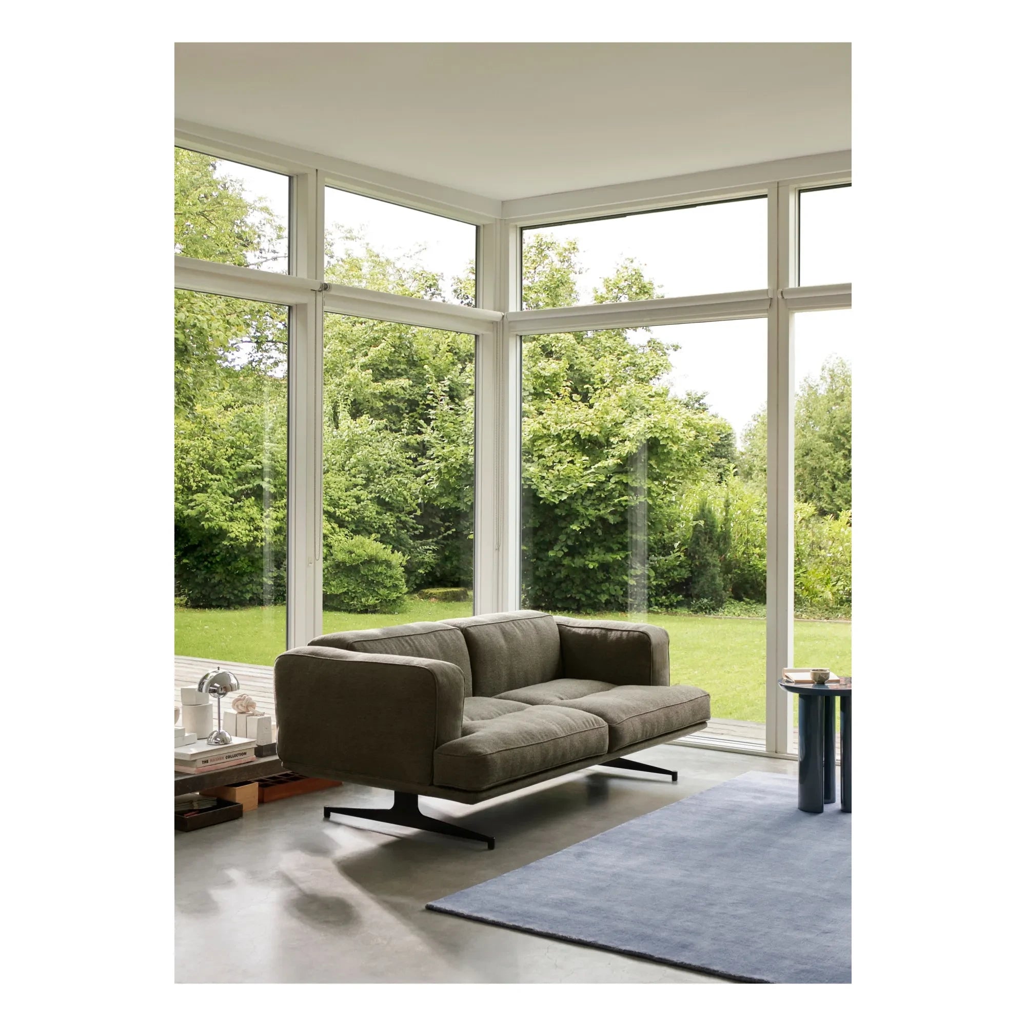 & Tradition - Inland AV22 2-Sitzer Sofa, Schwarzer Sockel | Khaki