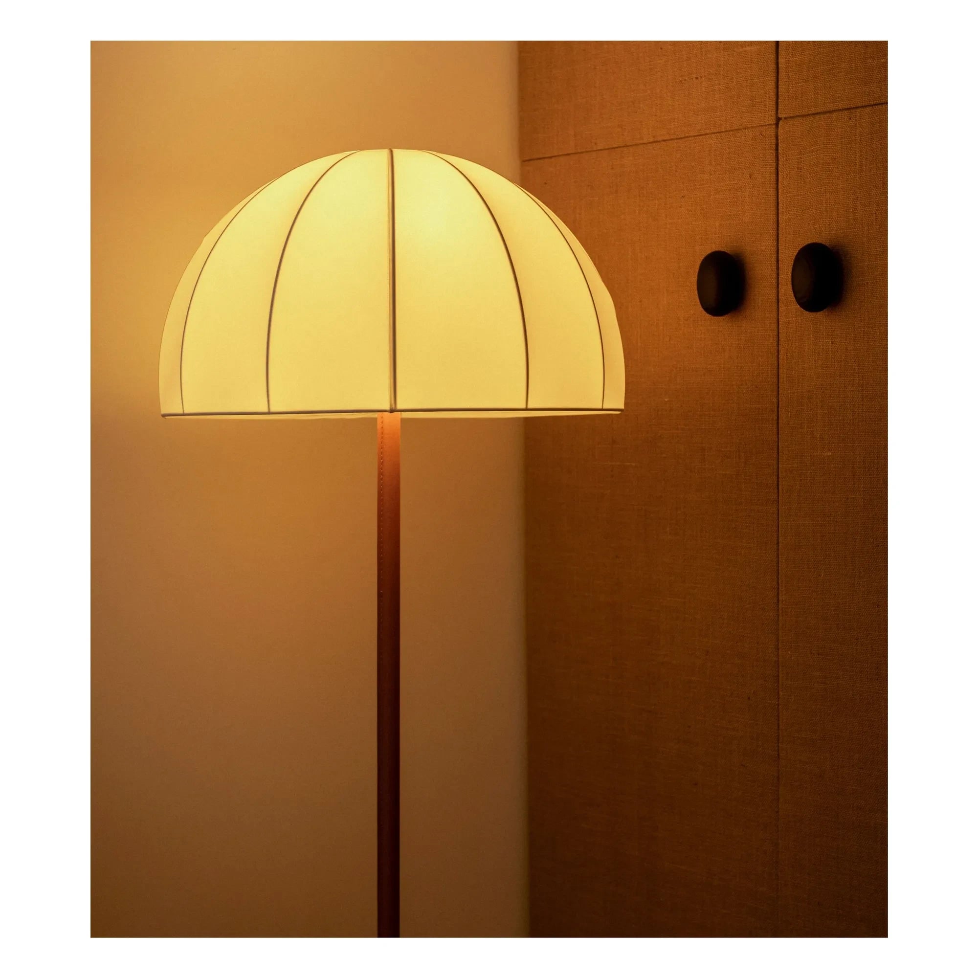 The Socialite Family - Duomo Stehlampe, Cognac-Ledersockel | Creme