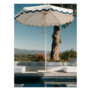 Business & Pleasure Co. - Gestreifter Sonnenschirmständer | Weiß