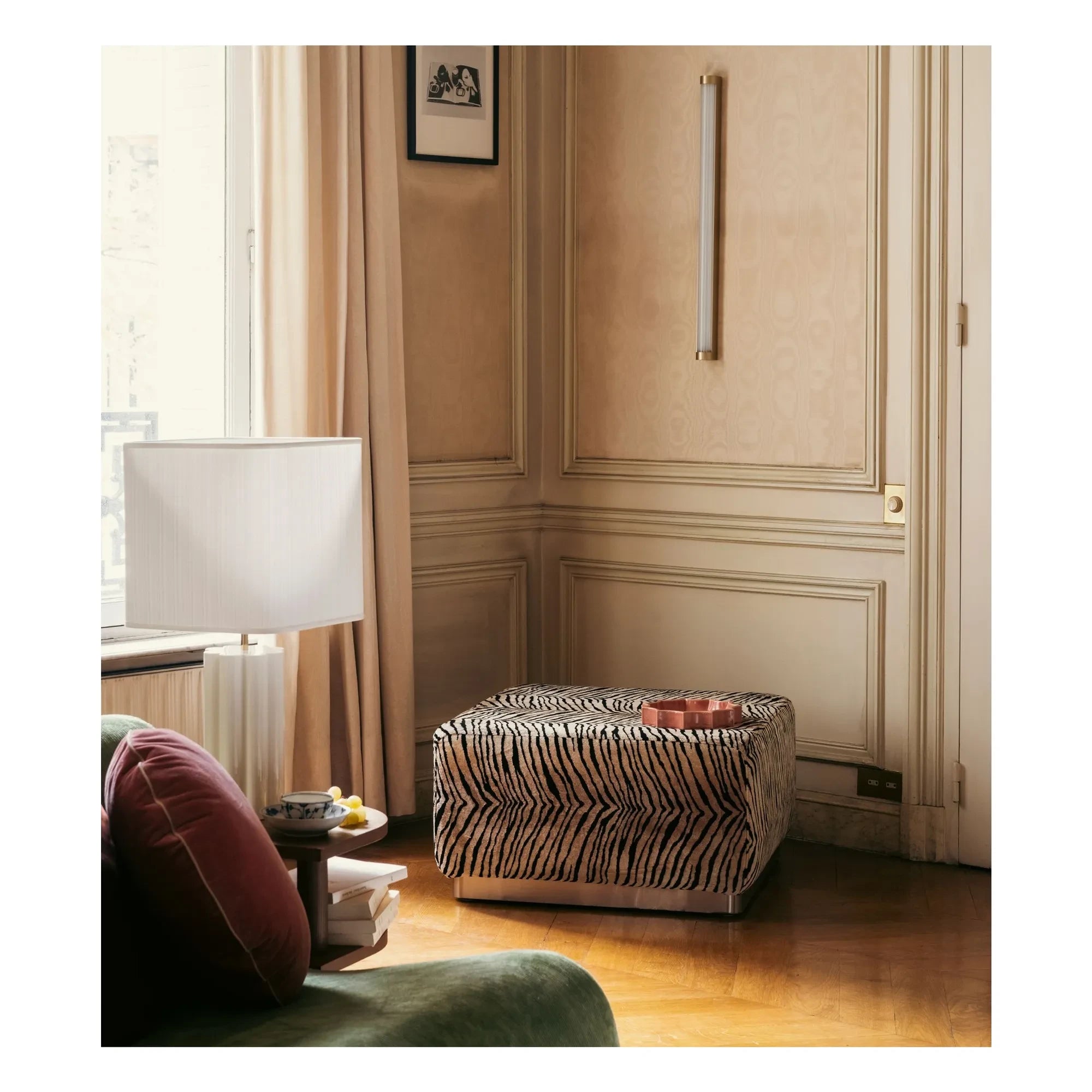The Socialite Family - Rotondo Samt-Pouf | Tiger