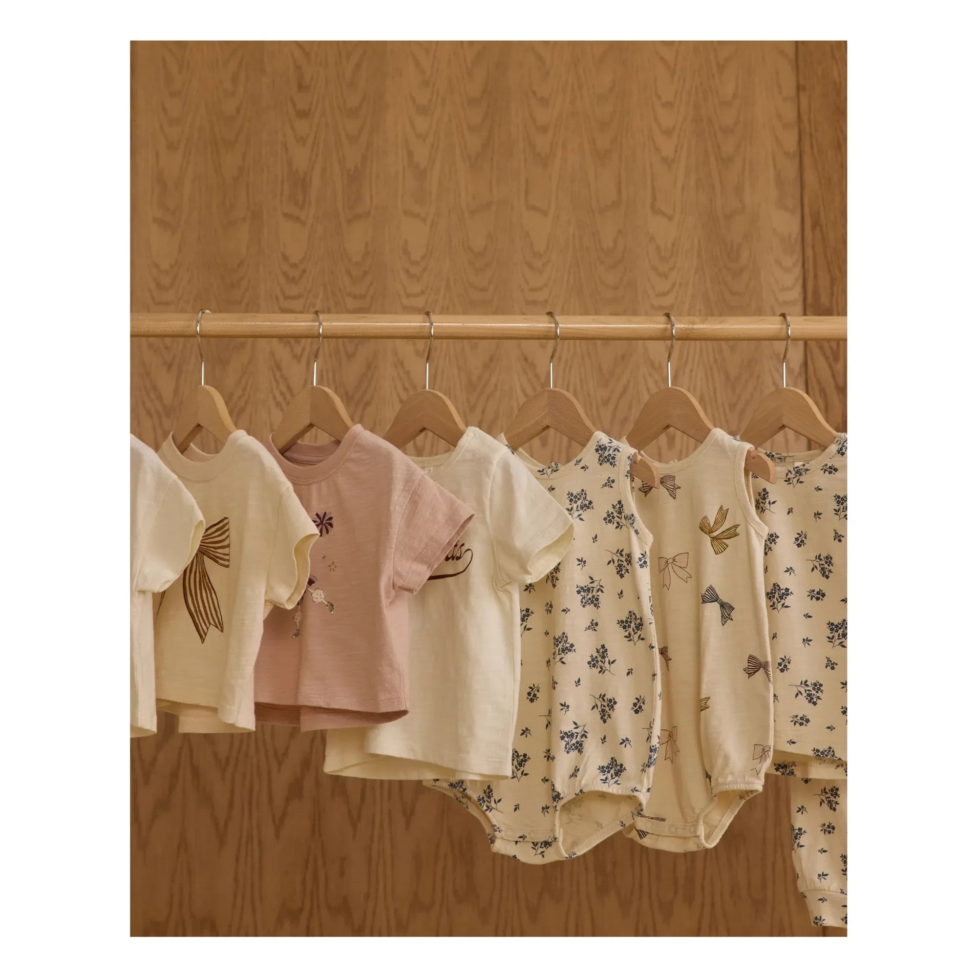 Rylee + Cru - Quadratisch geschnittenes Schleifen-T-Shirt | Ecru