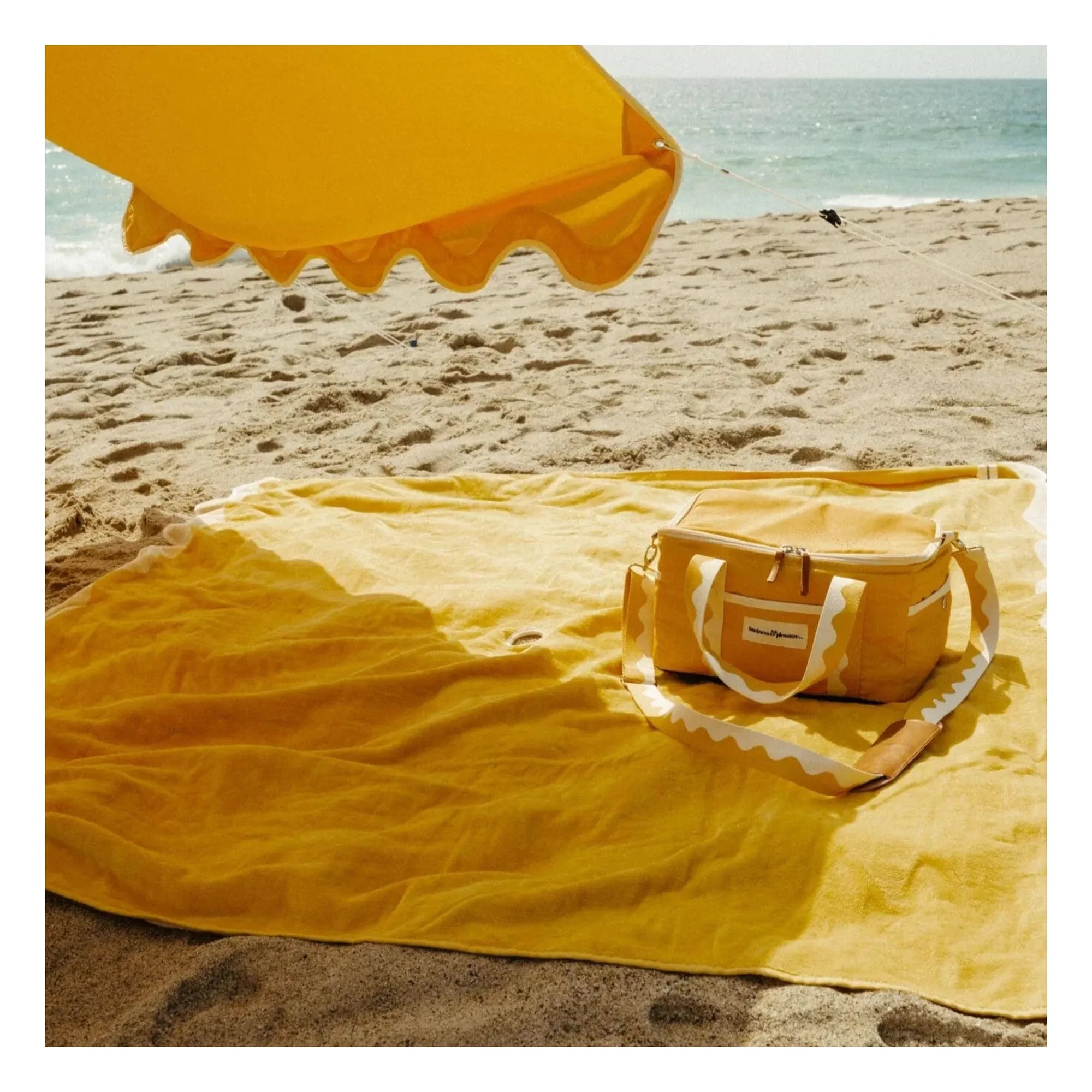 Business & Pleasure Co. – Perforiertes Strandtuch | Gelb