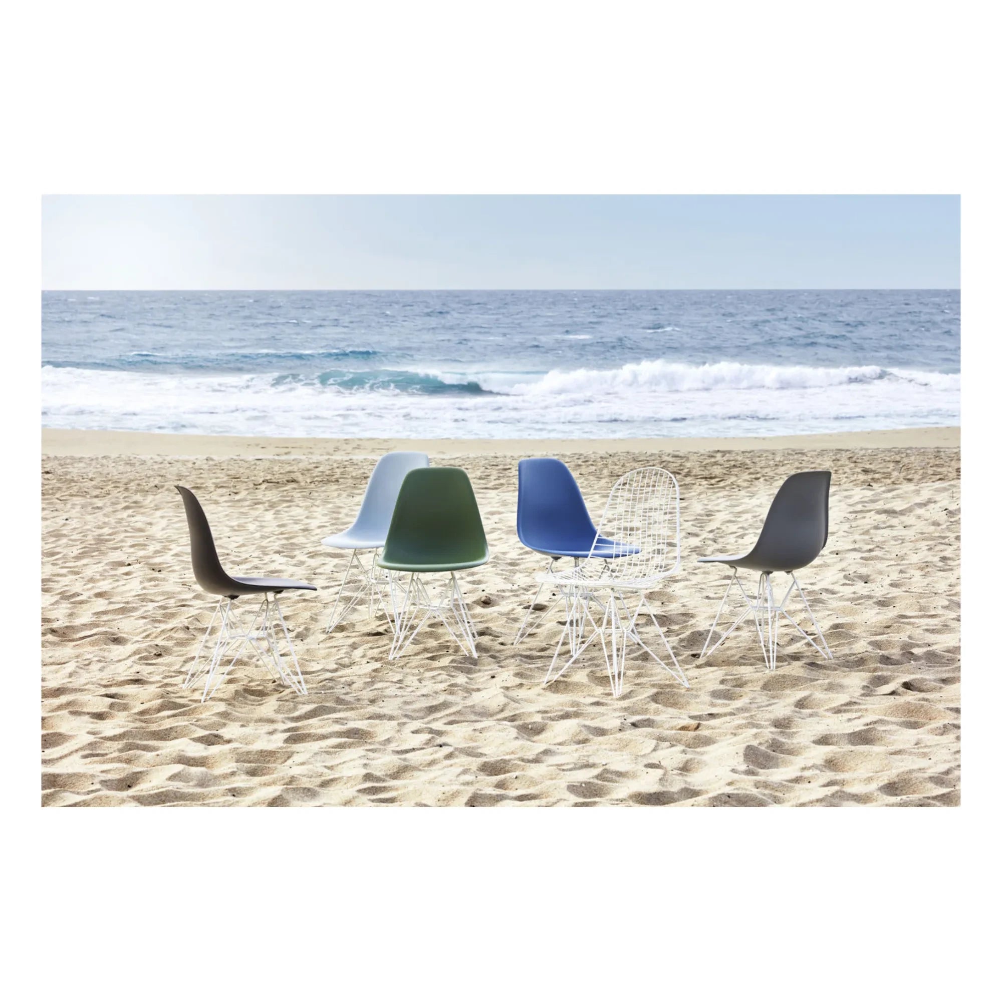 Vitra - DSR Plastic Chair - Gestell Ahorn - Charles & Ray Eames | Smaragd