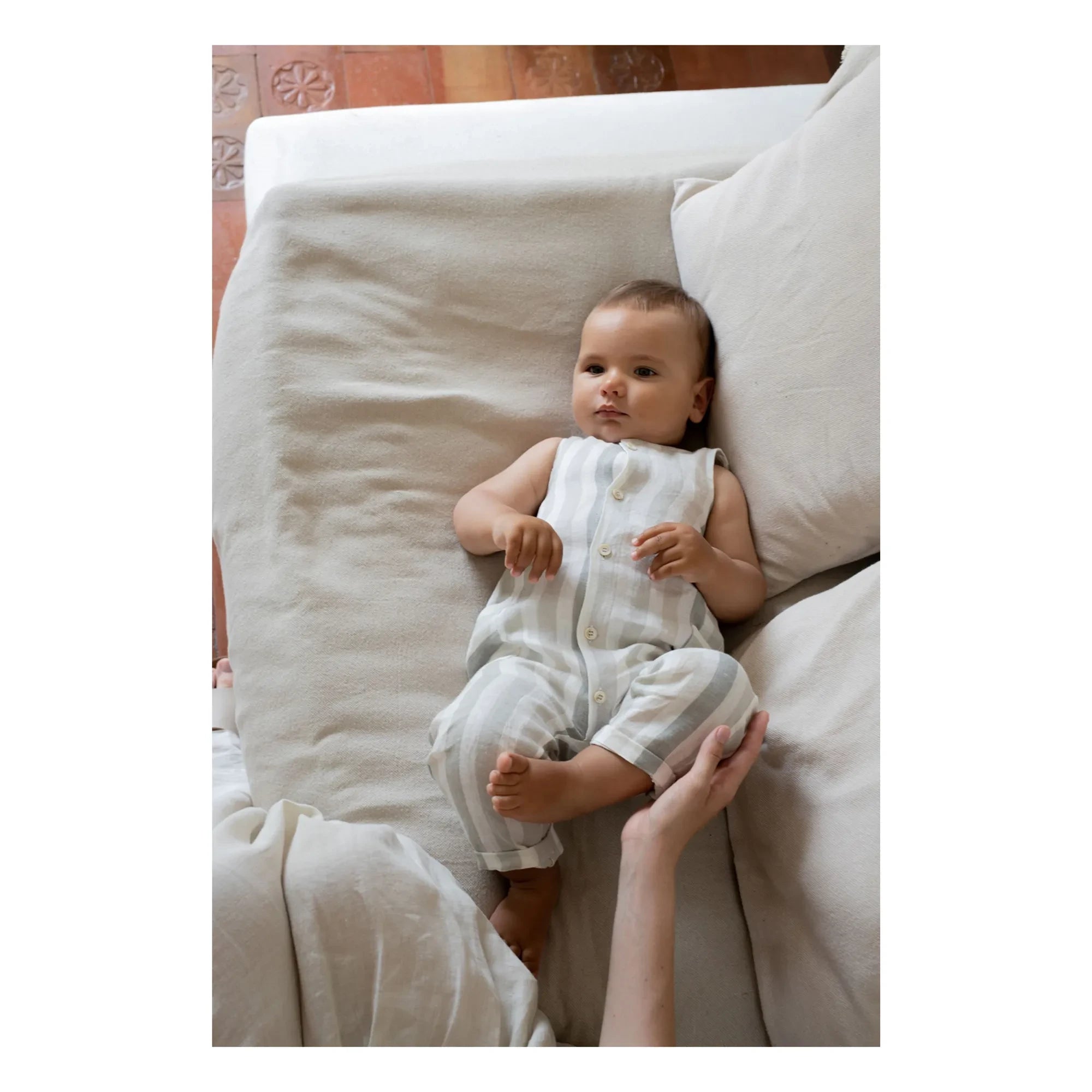 1+ in the family - Mori Gestreifter Leinen-Strampler | Ecru