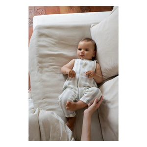 1+ in the family - Mori Gestreifter Leinen-Strampler | Ecru