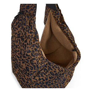 Caramel & Cie - Promenade Crossbody-Tasche mit Leoparden-Hundemotiv | Braun