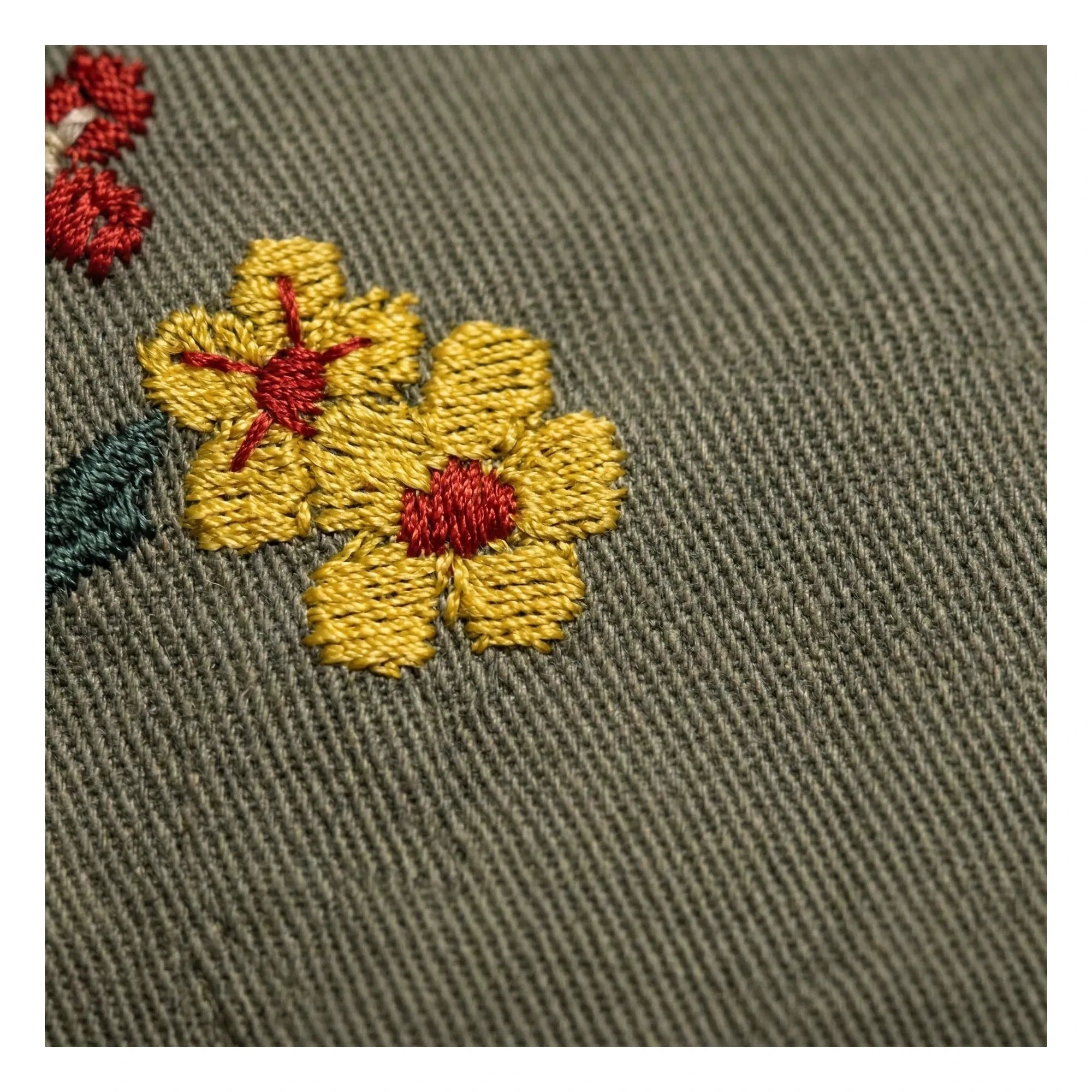 Hundred Pieces - Devi Fleurie Schürzenkleid | Mandelgrün