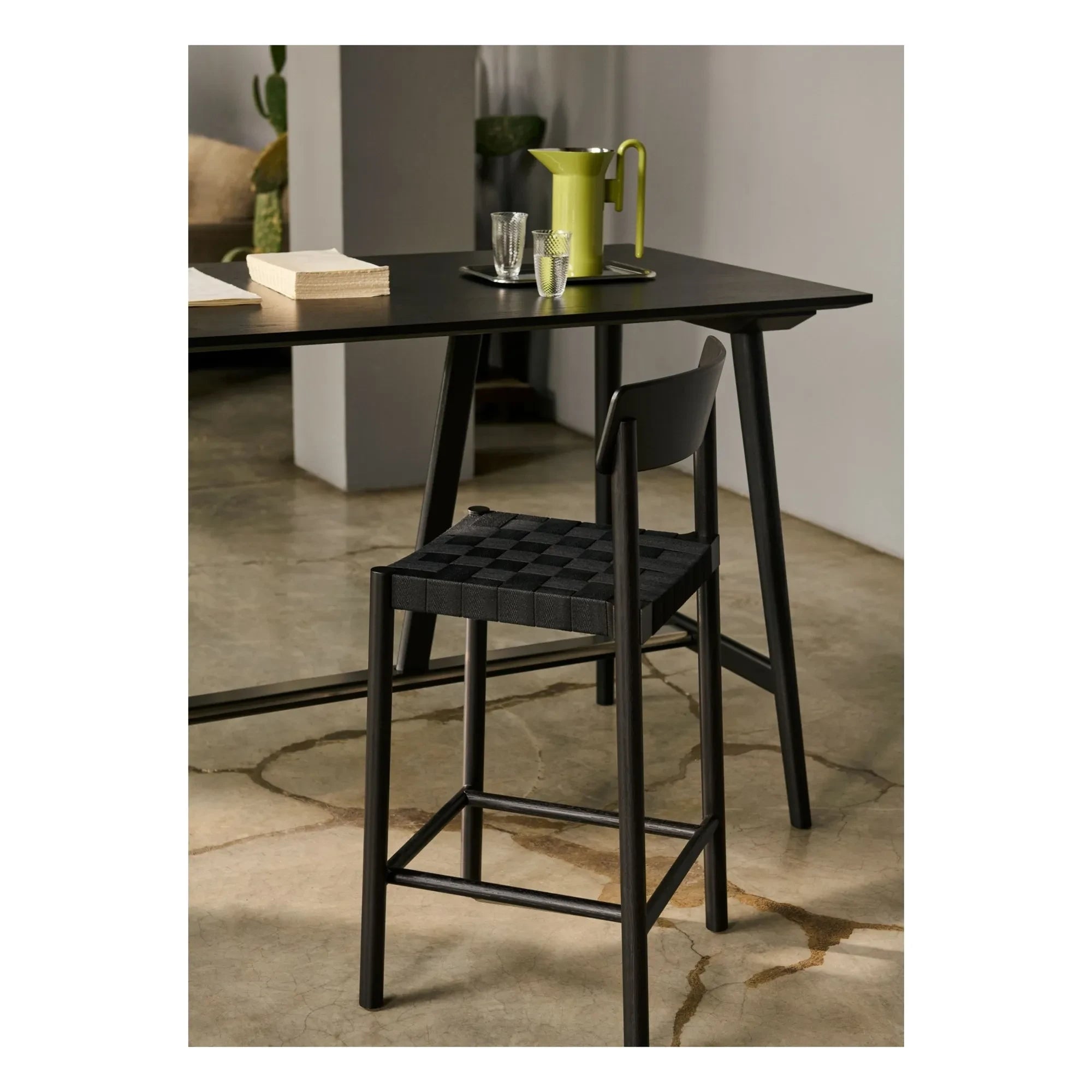 & Tradition - Betty TK15 Barhocker mit schwarzem Riemen, aschig 75 cm | Schwarz