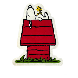 Maison Deux - Peanuts Dog House Teppich | Rot