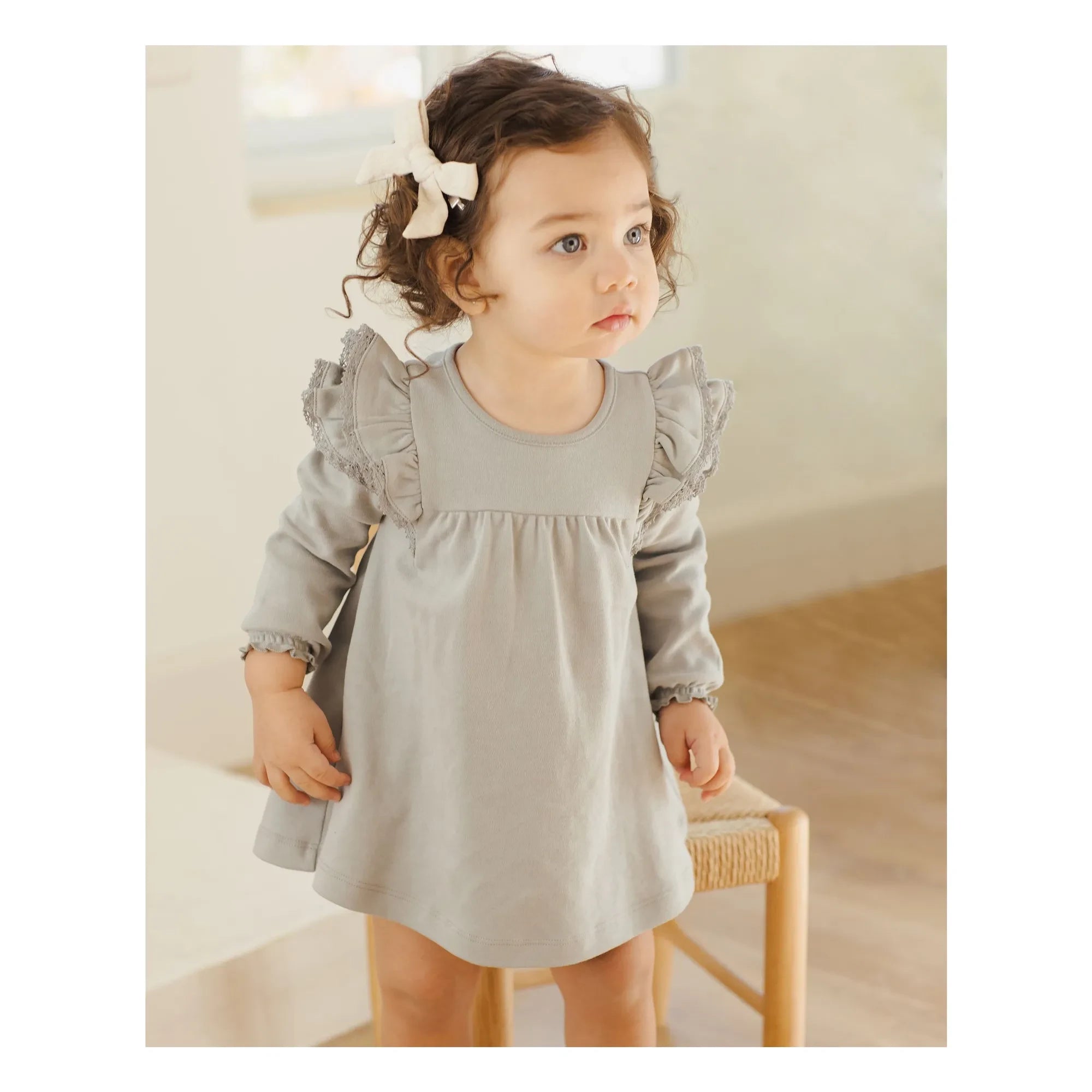 Quincy Mae - Rüschenkleid aus Bio-Baumwolle | Grau-blau