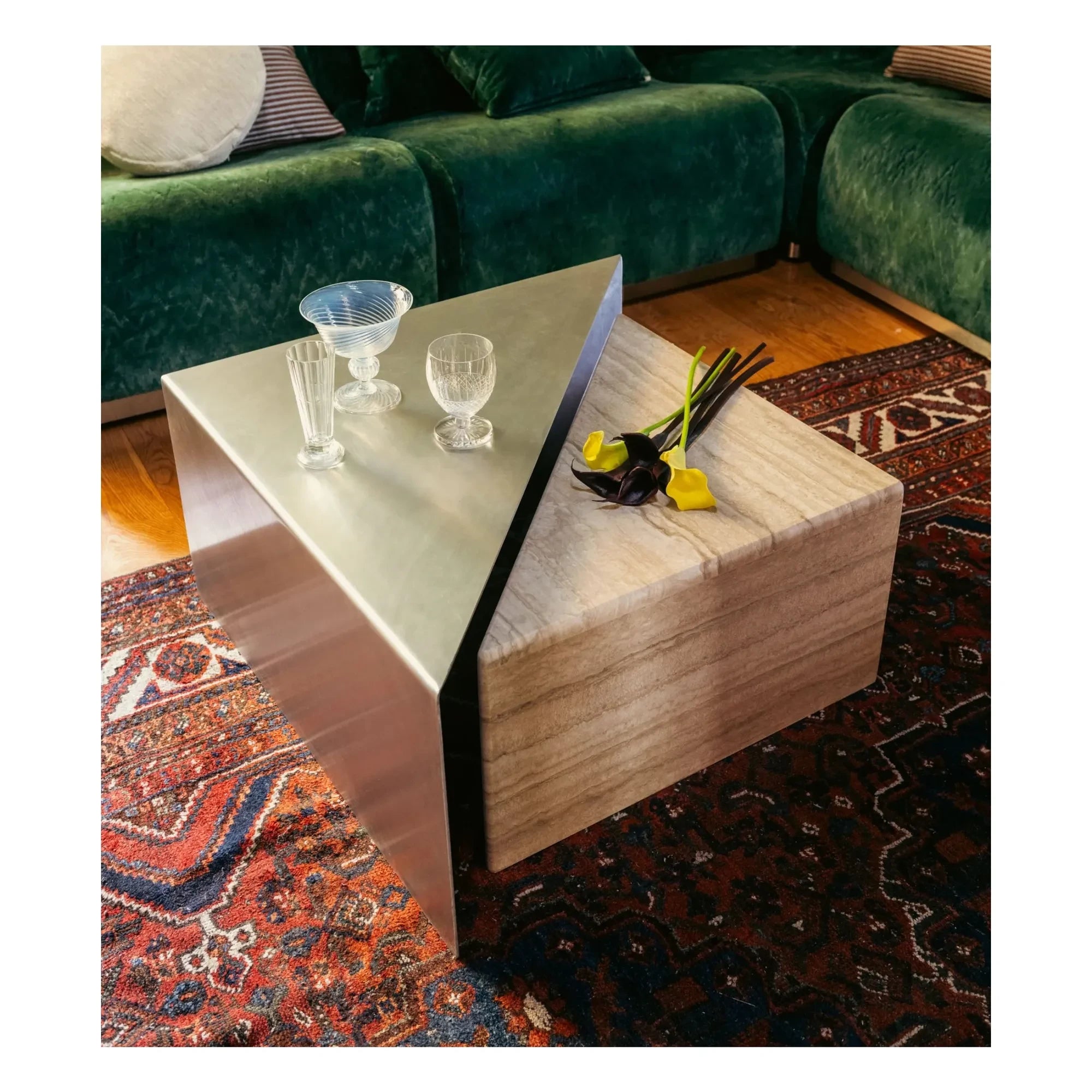 The Socialite Family - Triangolo Beistelltisch aus gebürstetem Aluminium mit Travertin-Finish