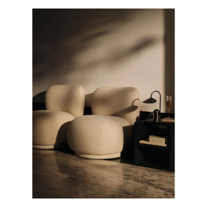 Ferm Living - Rico Piccolo geschwungener Stoffsessel | Creme