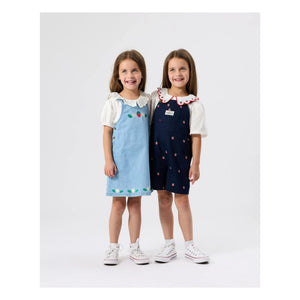Goldie + Ace - Erdbeer-Jeans-Latzkleid | Blau