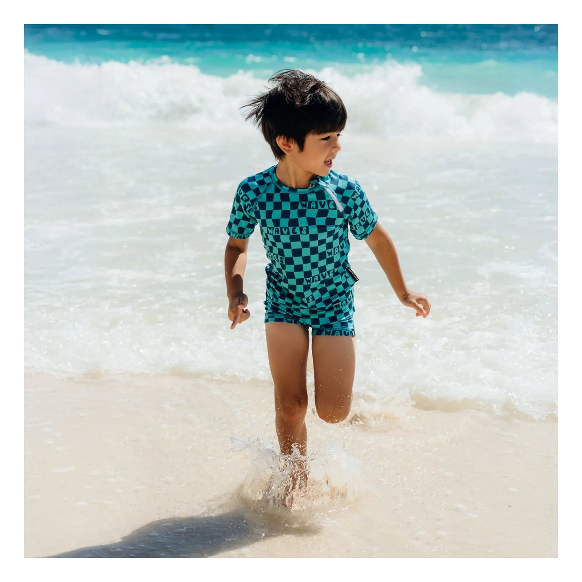 Beach & Bandits - Blau karierte Sommer-UV-Schutz-Badeshorts aus recycelten Fasern