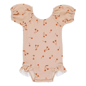 Quincy Mae – Catalina Badeanzug mit Kirschmuster | Blassrosa