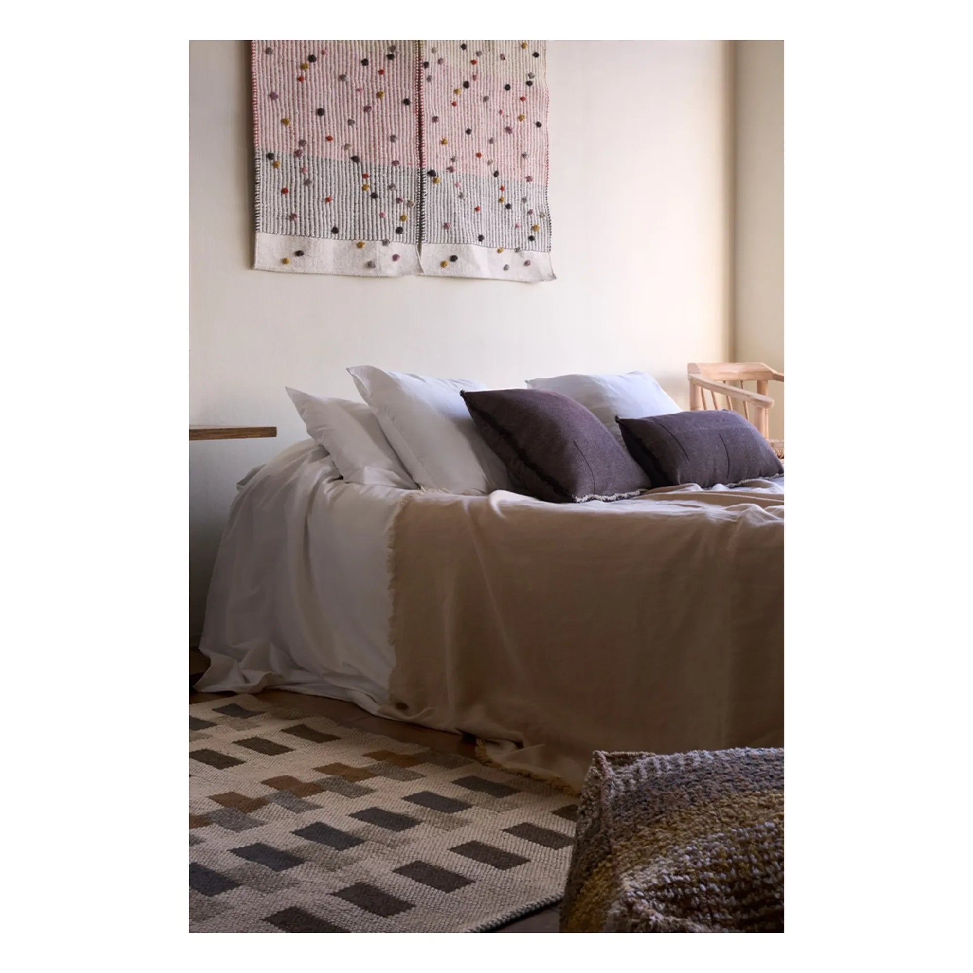 Lorena Canals – Quadratisch gestreiftes Kissen | Kaffee