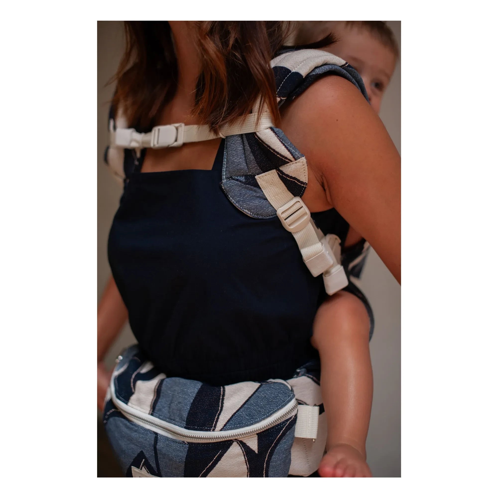 Mama Hangs - Babytrage Carry & Bloom | Indigo
