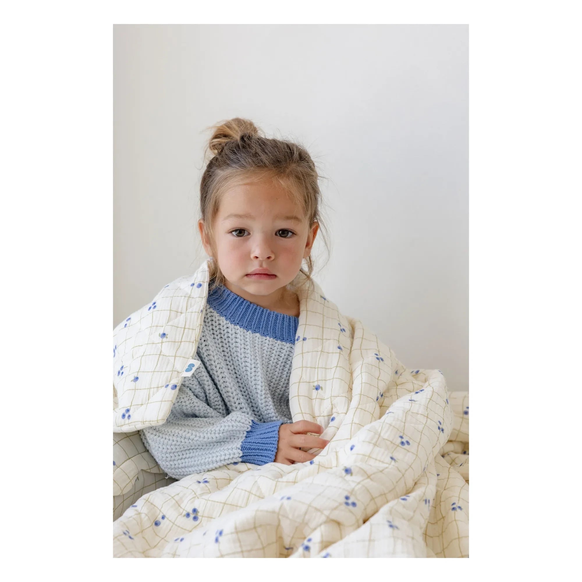 Soft Spot - Steppdecke aus Bio-Baumwolle mit Blaubeermuster