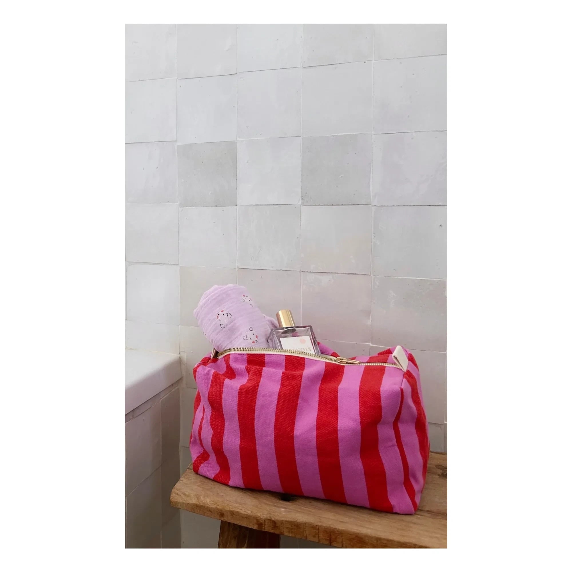 Rose in April - gestreifte Kulturtasche von Vic | Rosa