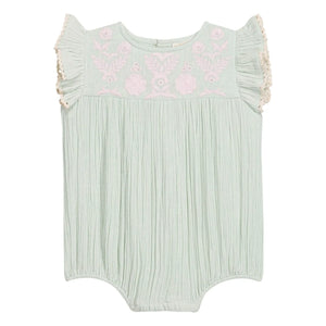 Louise Misha - Nusha Strampler aus Bio-Baumwolle mit Rüschen | Mandelgrün