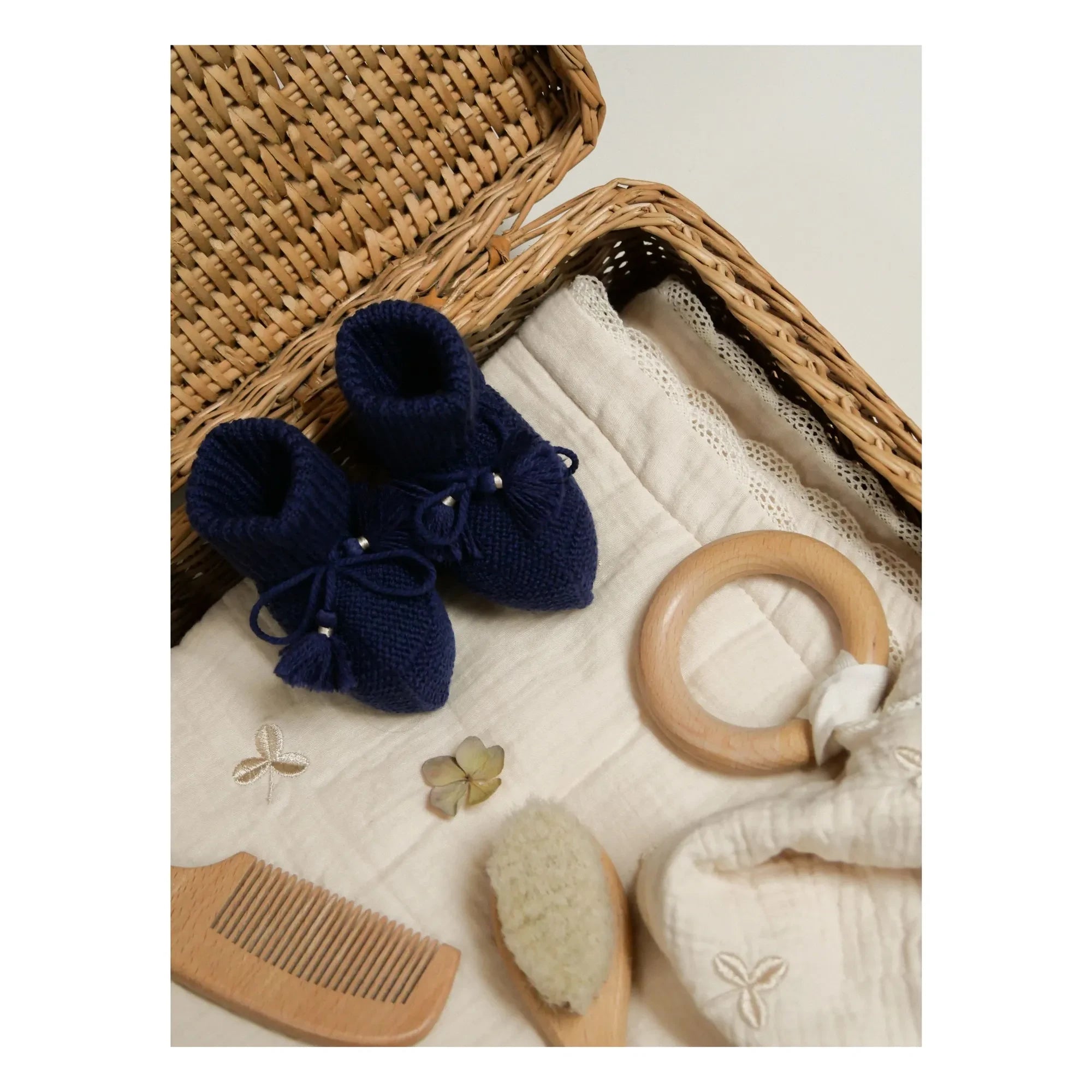 Gentil Coquelicot - Gestrickte Hausschuhe und bestickte Tasche | Marineblau