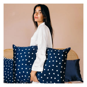Emily's Pillow - Herzgemusterter Maulbeerseiden-Kissenbezug | Nachtblau