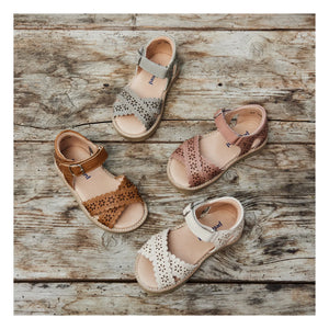 Petit Nord - Gekreuzte Sandalen mit Blumenmuster | Creme