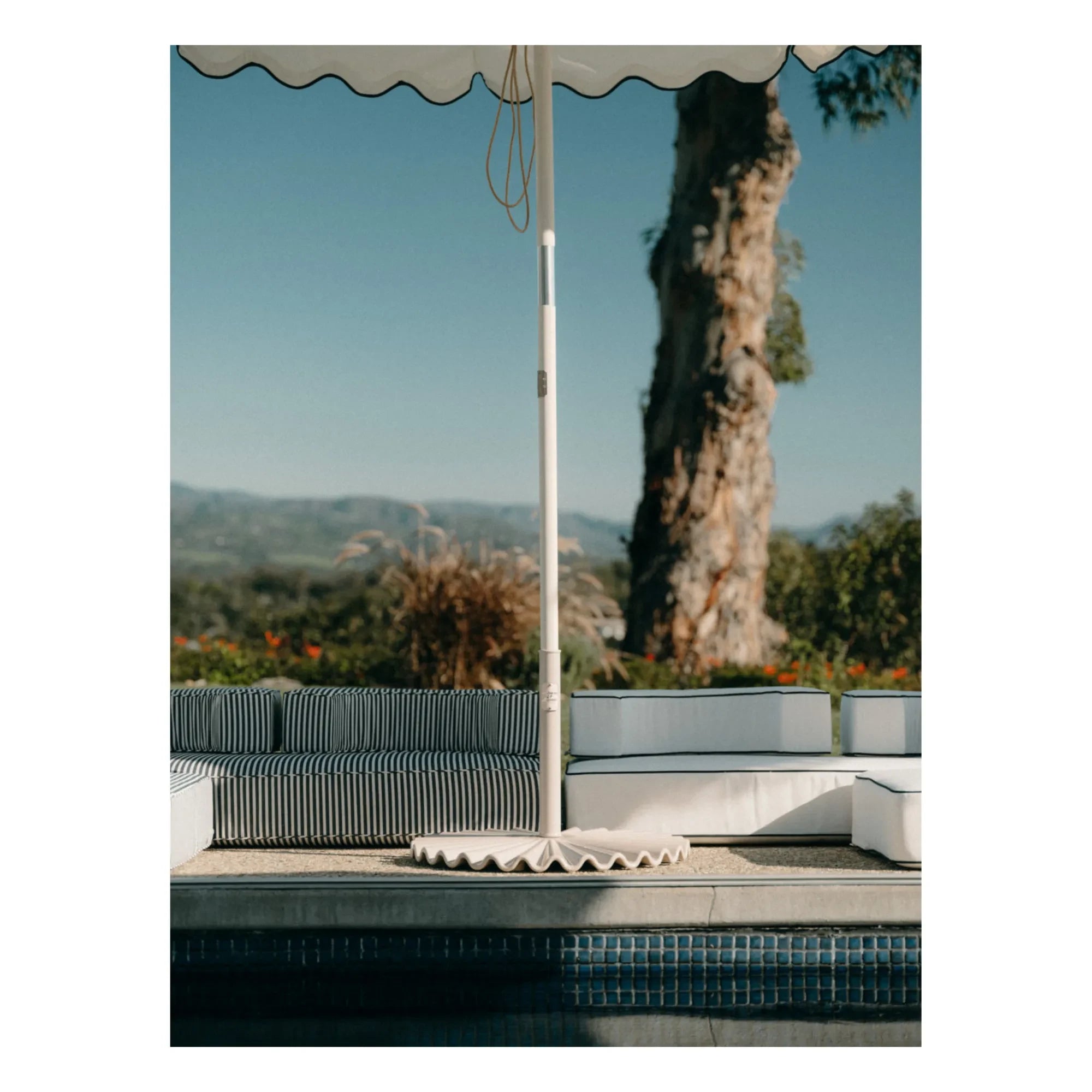 Business & Pleasure Co. - Gestreifter Sonnenschirmständer | Weiß