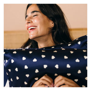 Emily's Pillow - Herzgemusterter Maulbeerseiden-Kissenbezug | Nachtblau