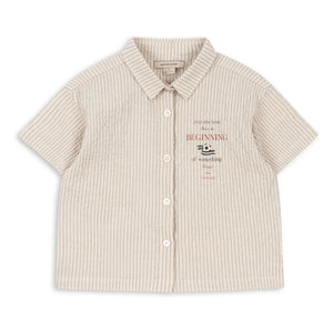 Konges Sløjd - Elliot Gestreiftes Seersucker-Hemd aus Bio-Baumwolle | Beige