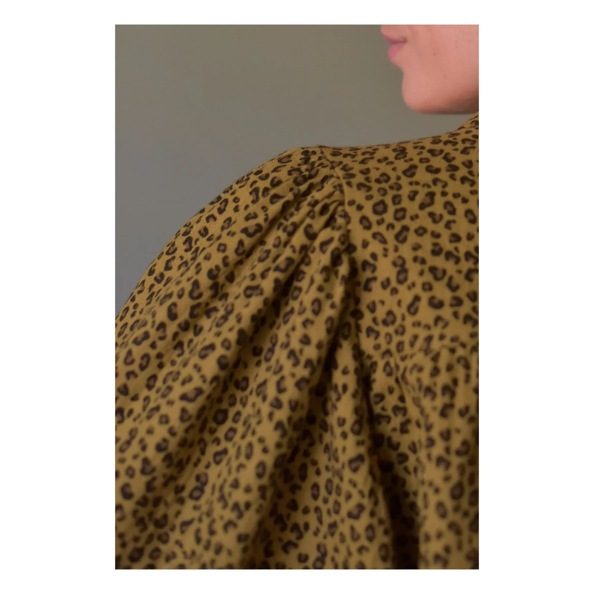 Marlot Paris - Appoline Mini Bluse mit doppelter Gaze aus Baumwolle mit Leopardenmuster - Damenkollektion | Braun