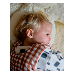 Tante Reine - Vichy Bio-Baumwolle Schlafsack mit Füßen | Karamell