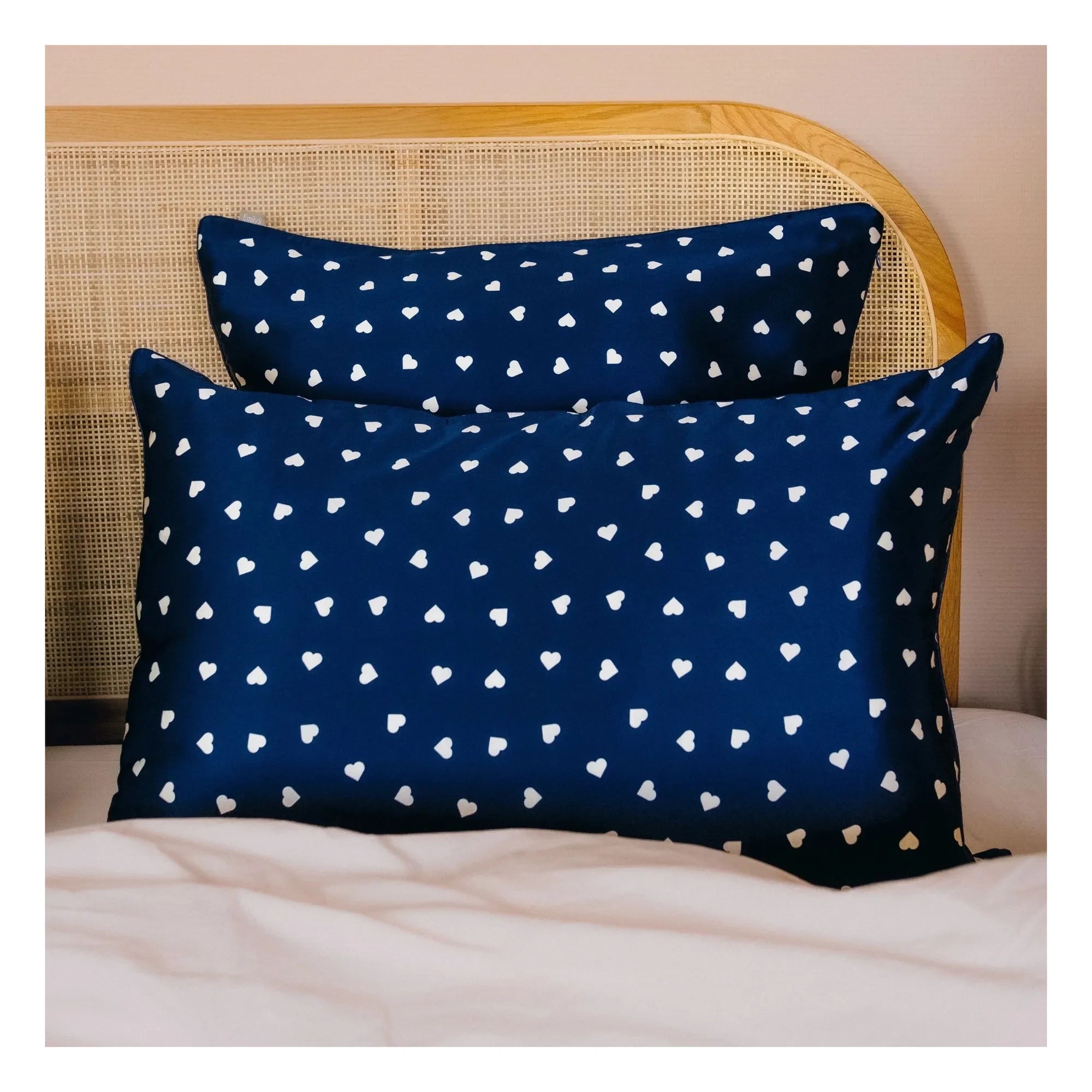 Emily's Pillow - Herzgemusterter Maulbeerseiden-Kissenbezug | Nachtblau