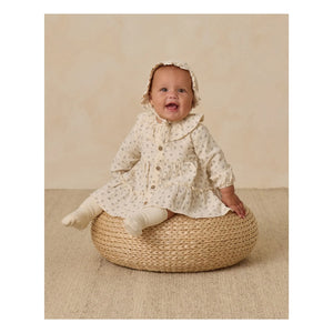 Quincy Mae - Bio-Baumwoll-Kleid mit Musselin-Blumenmuster und Rüschen | Ecru