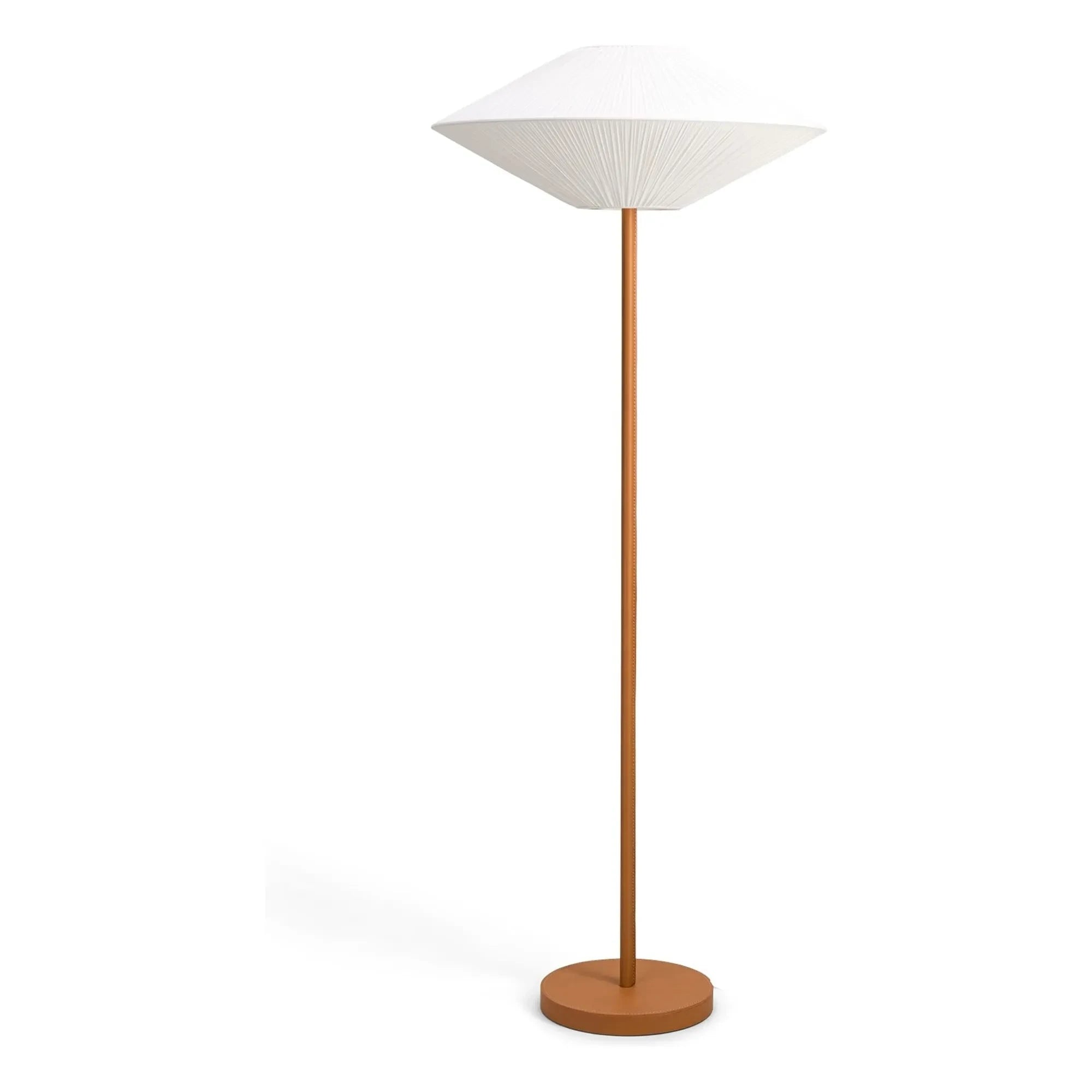 The Socialite Family - Brera Tischlampe aus Baumwolle mit Lederfuß und Plissee-Lampenschirm | Cognac