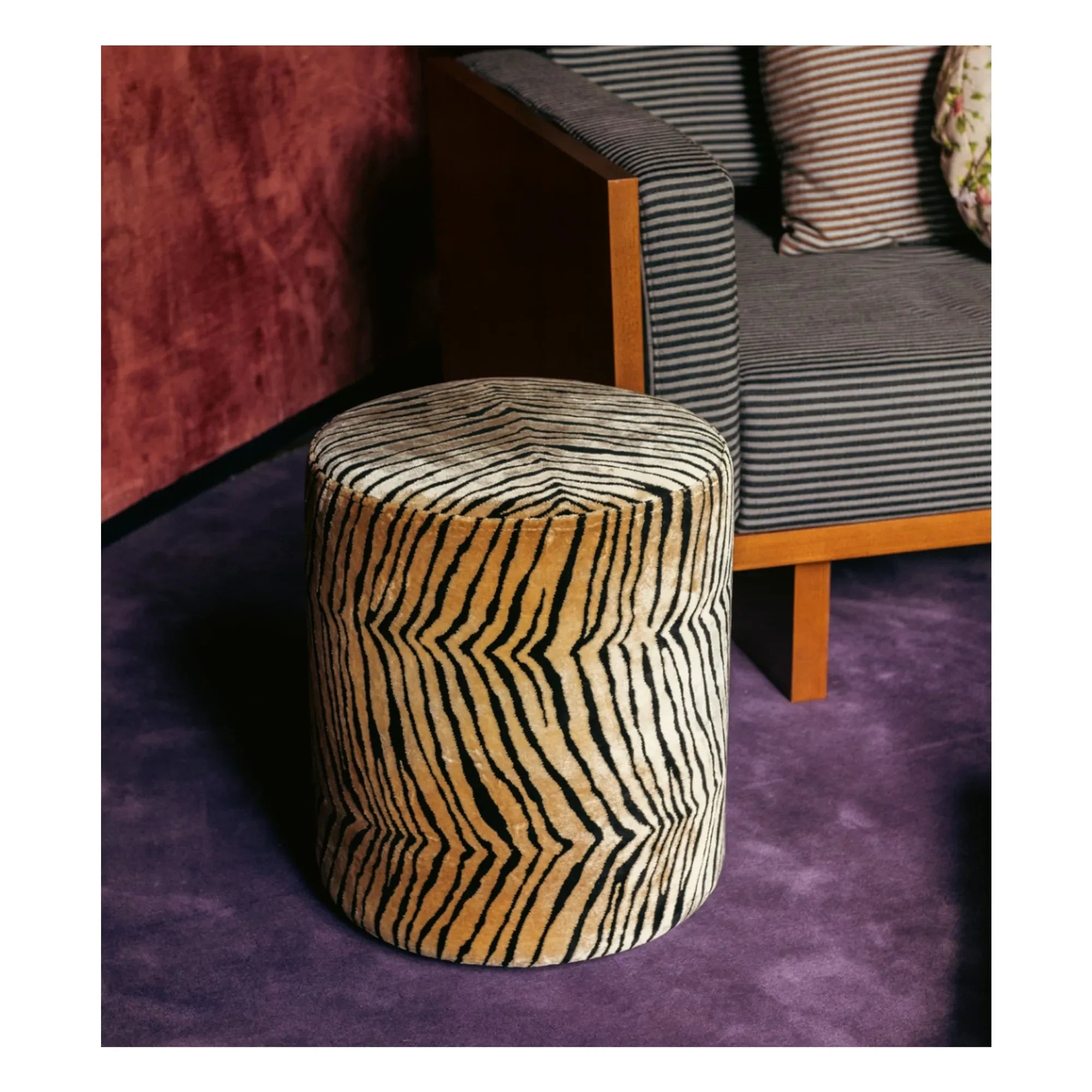 The Socialite Family - Runder Samt-Pouf auf Rollen | Tiger
