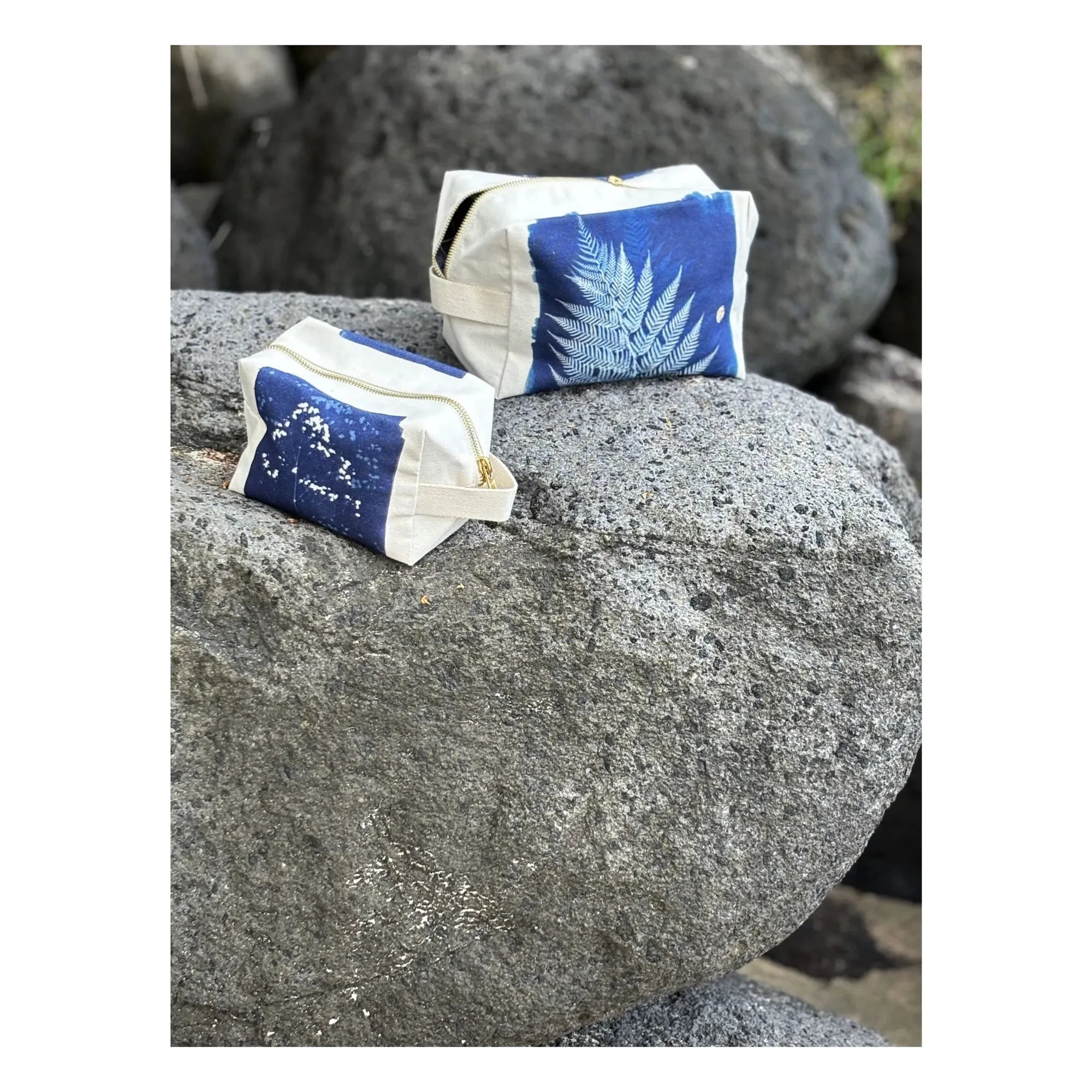 La cerise sur le gâteau – Kosmetiktasche Cube Gypso – La cerise sur le gâteau x Invincible été | Blau