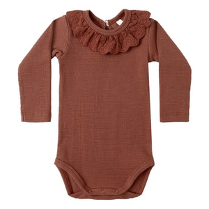 Quincy Mae – Gerippter Rollkragen-Body | Rouge Braun