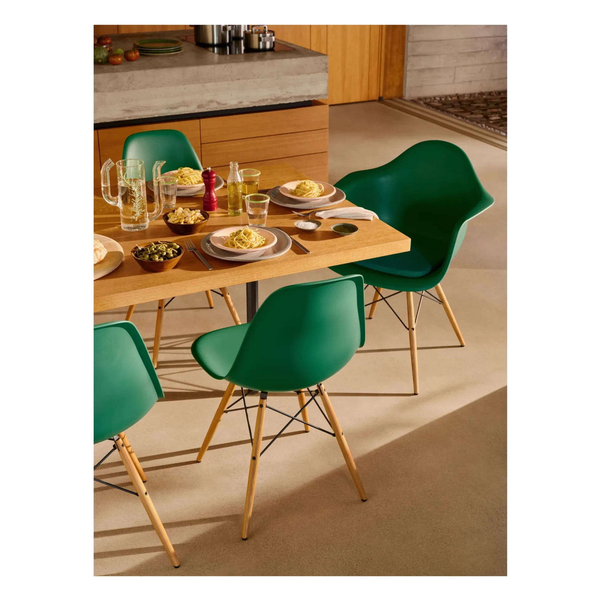 Vitra - DSW Plastic Chair - Ahornuntergestell - Charles & Ray Eames | Smaragdgrün