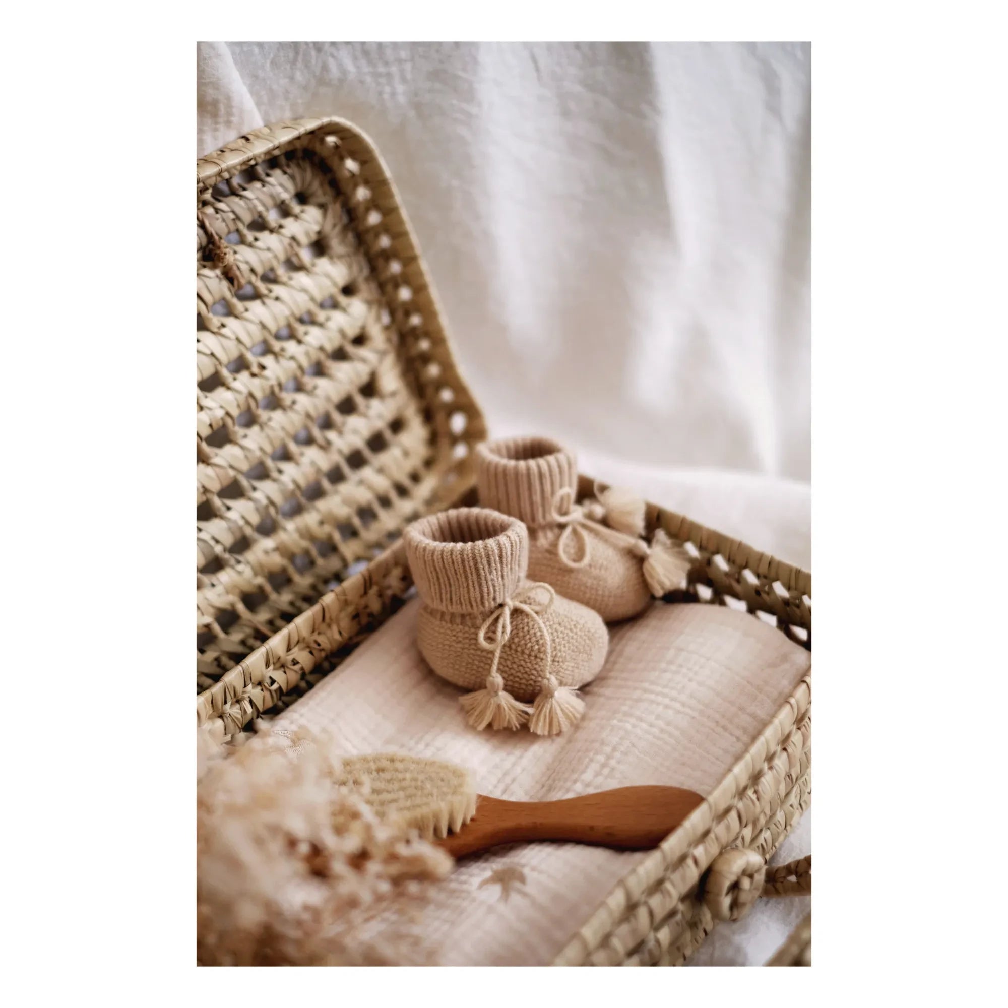 Gentil Coquelicot - Gestrickte Babyschuhe und Bestickter Beutel | Beige