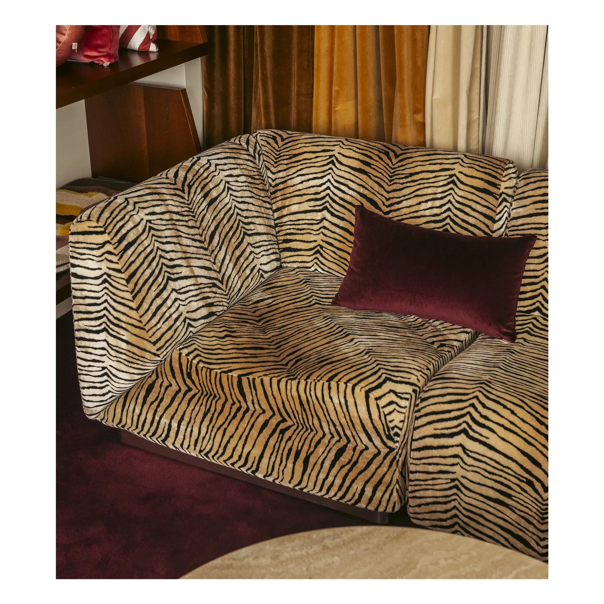 The Socialite Family - Samt gepolstertes rotondo Eckmodul | Tiger