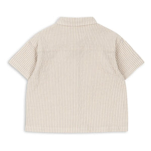 Konges Sløjd - Elliot Gestreiftes Seersucker-Hemd aus Bio-Baumwolle | Beige