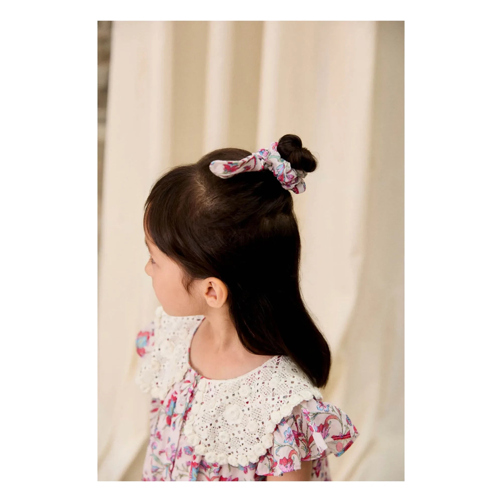 Louise Misha - Haargummi Chloe mit Blumenmuster aus recycelten Fasern | Creme