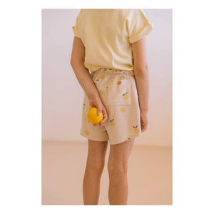 Studio Bohème - Georgy Kurze Frottee-Shorts aus Bio-Baumwolle mit Zitronenmuster | Sandfarbe