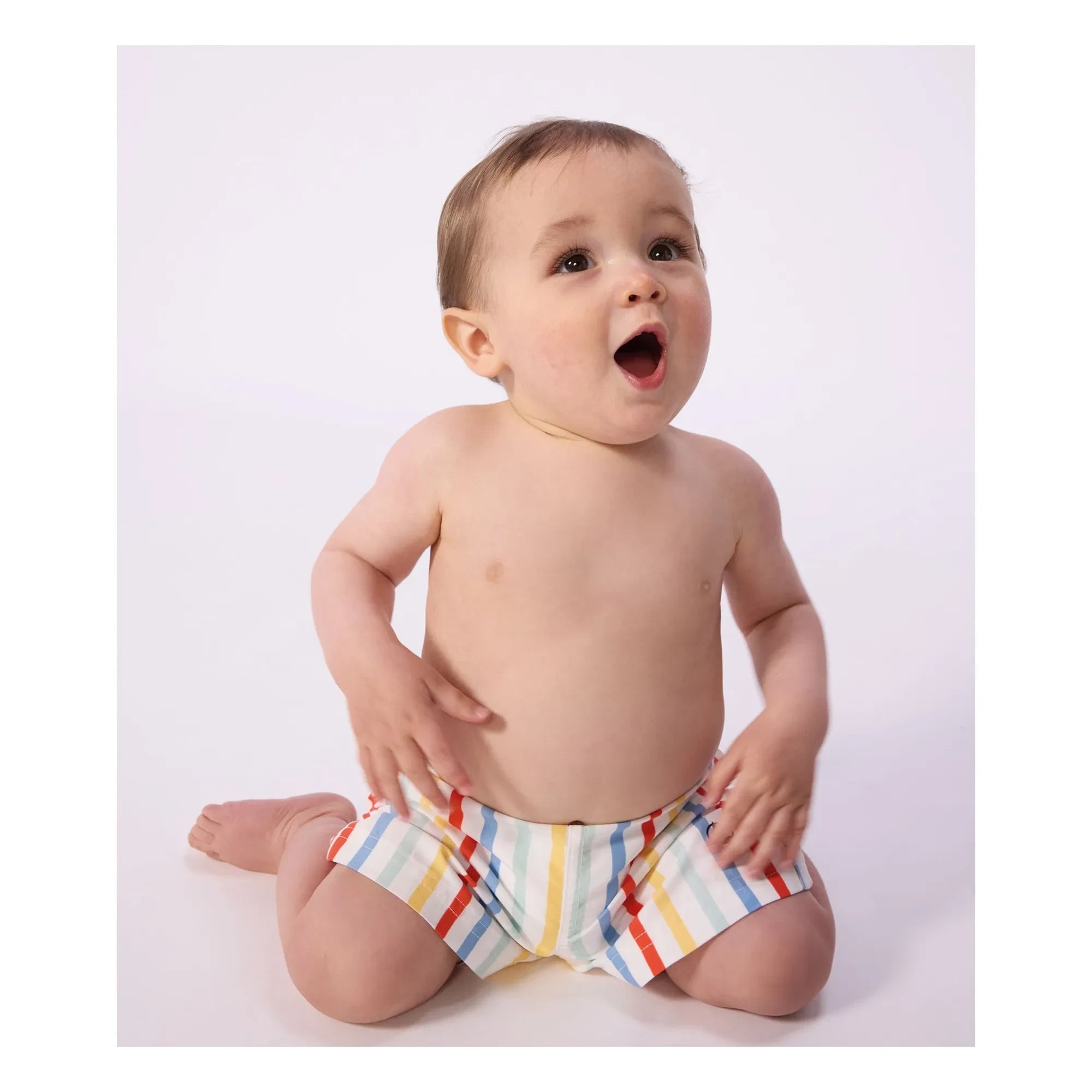 Petit Bateau – Gestreifte Badeshorts aus recycelter Faser für Babys | Weiß