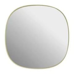 Muuto - Gerahmter Wandspiegel 40x40 cm | Blassgelb