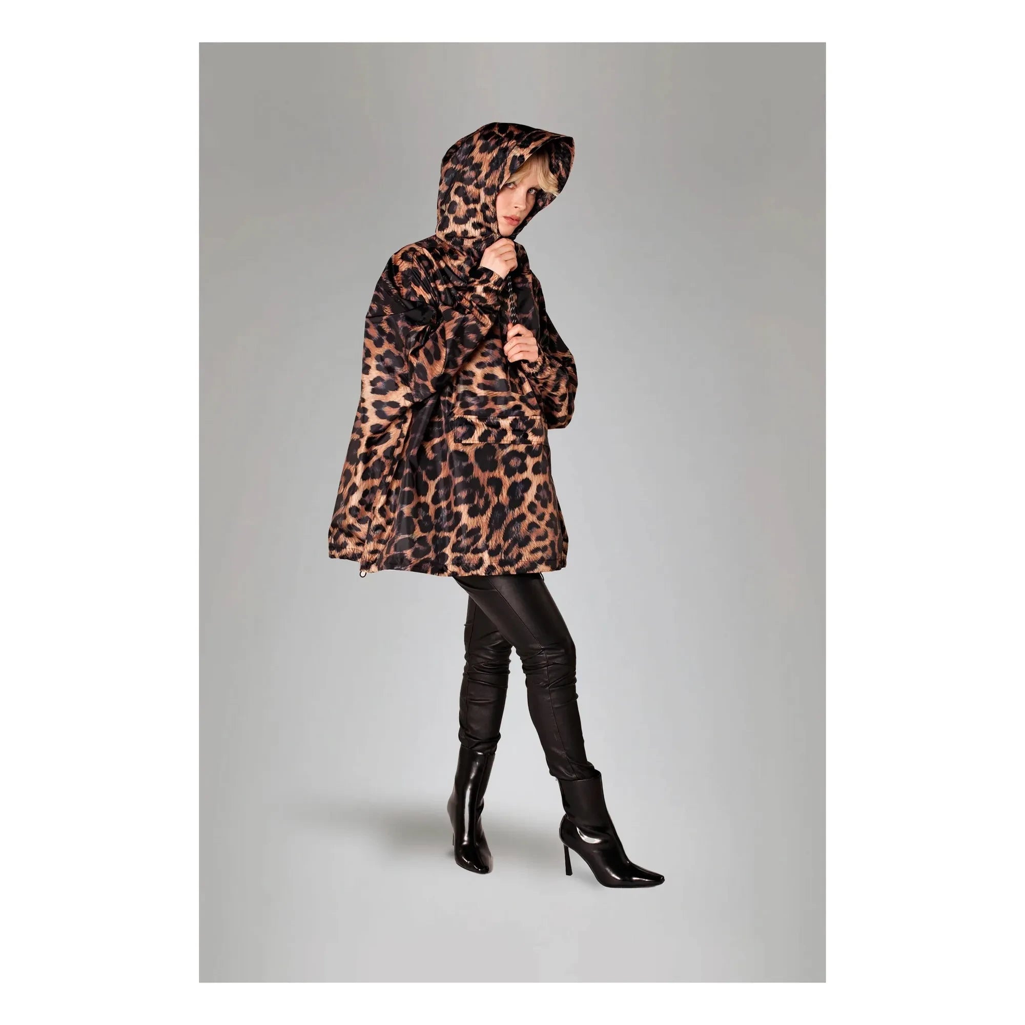 Rainkiss - Regenmantel mit dunklem Leopardenmuster | Braun