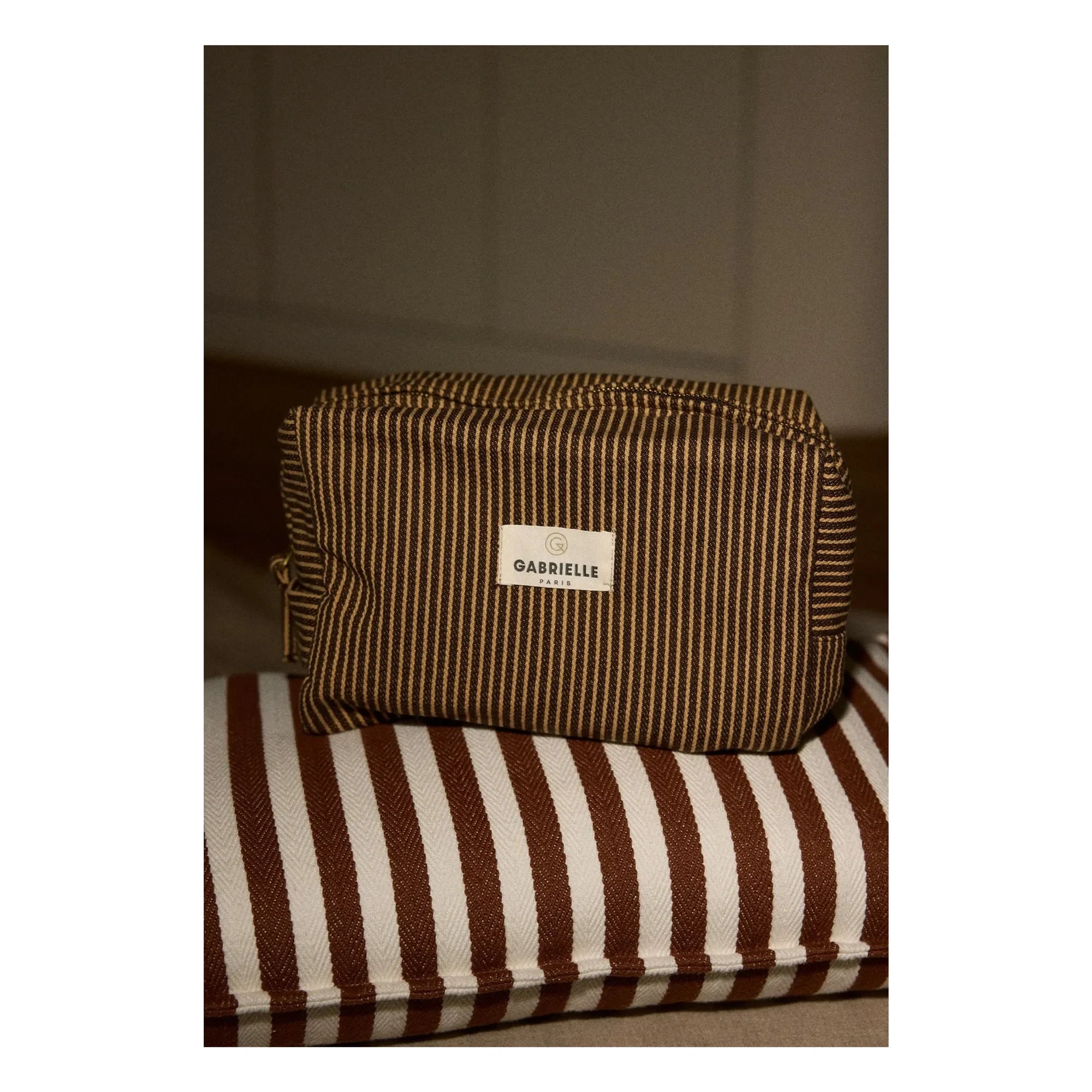 Gabrielle Paris - Gestreifte Baumwoll-Kulturtasche | Braun