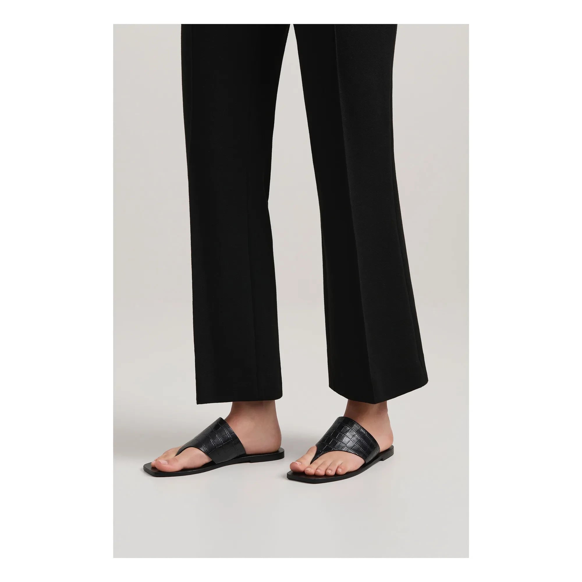 A. Emery - Zehensandalen mit Krokodilmuster | Schwarz