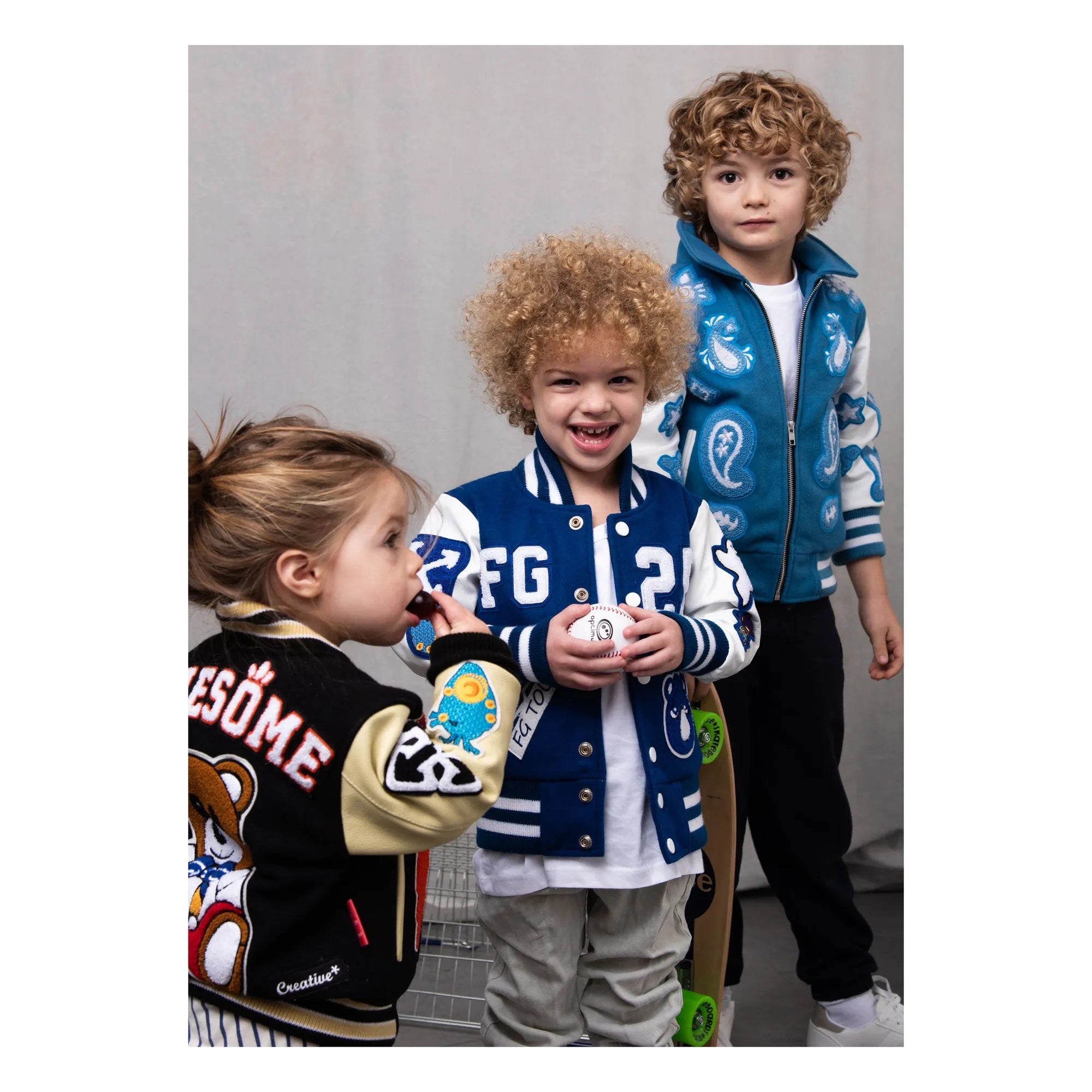 Fille Garçon - Coole Letterman-Bomberjacke mit Lederpatches | Schwarz